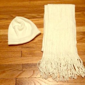 Super soft New York and Co hat and scarf set